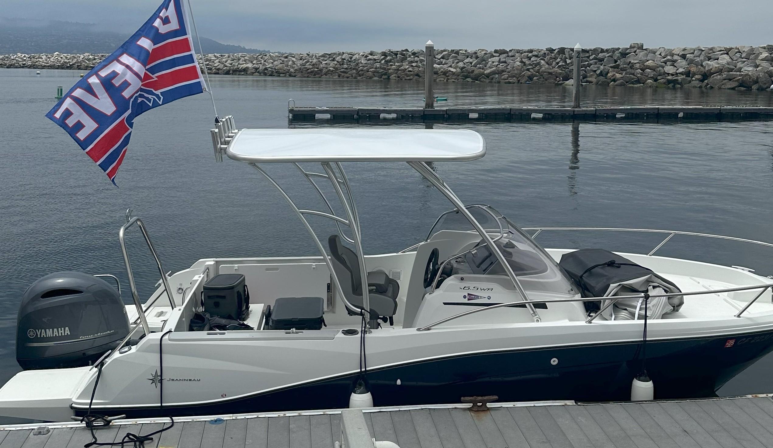 Atlantic Towers Top installed on a Jeanneau boat with a Yamaha motor, docked by the waterfront.