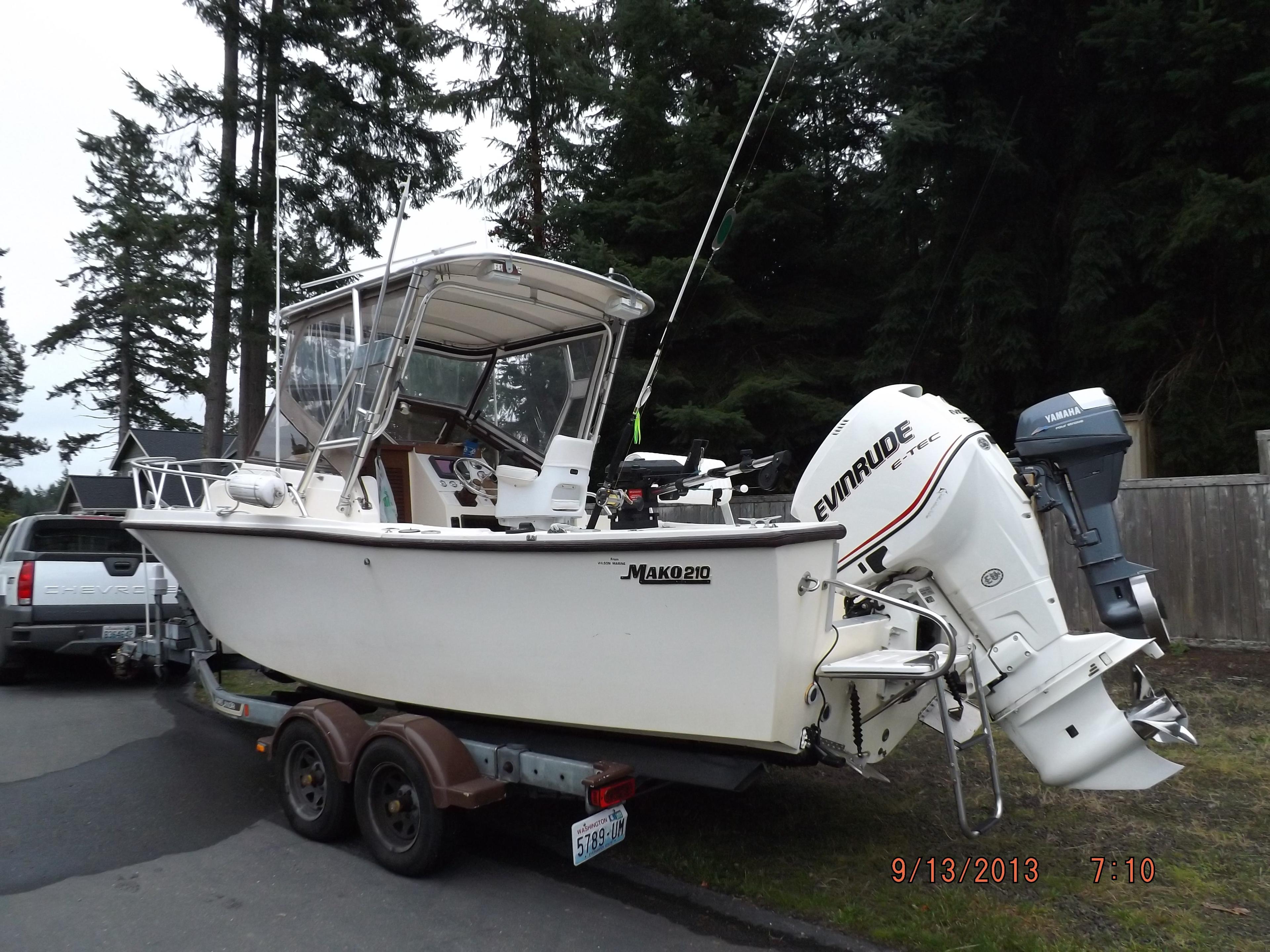 Atlantic Towers Top installed on a Mako 210 walkaround boat with a center console and seating area.