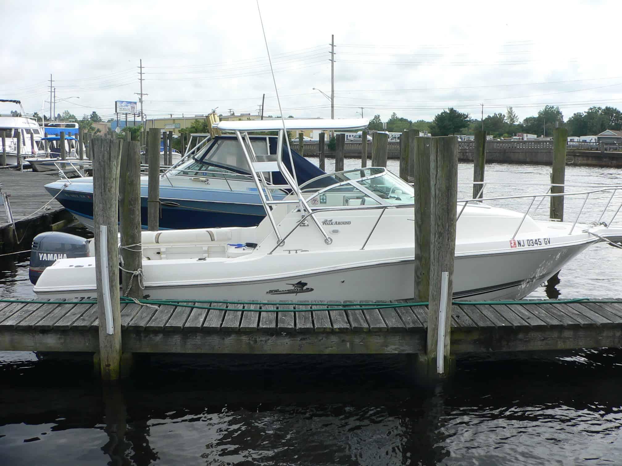 Wellcraft 24 Walk boat docked with Atlantic Towers Top mounted on the center console hardtop.