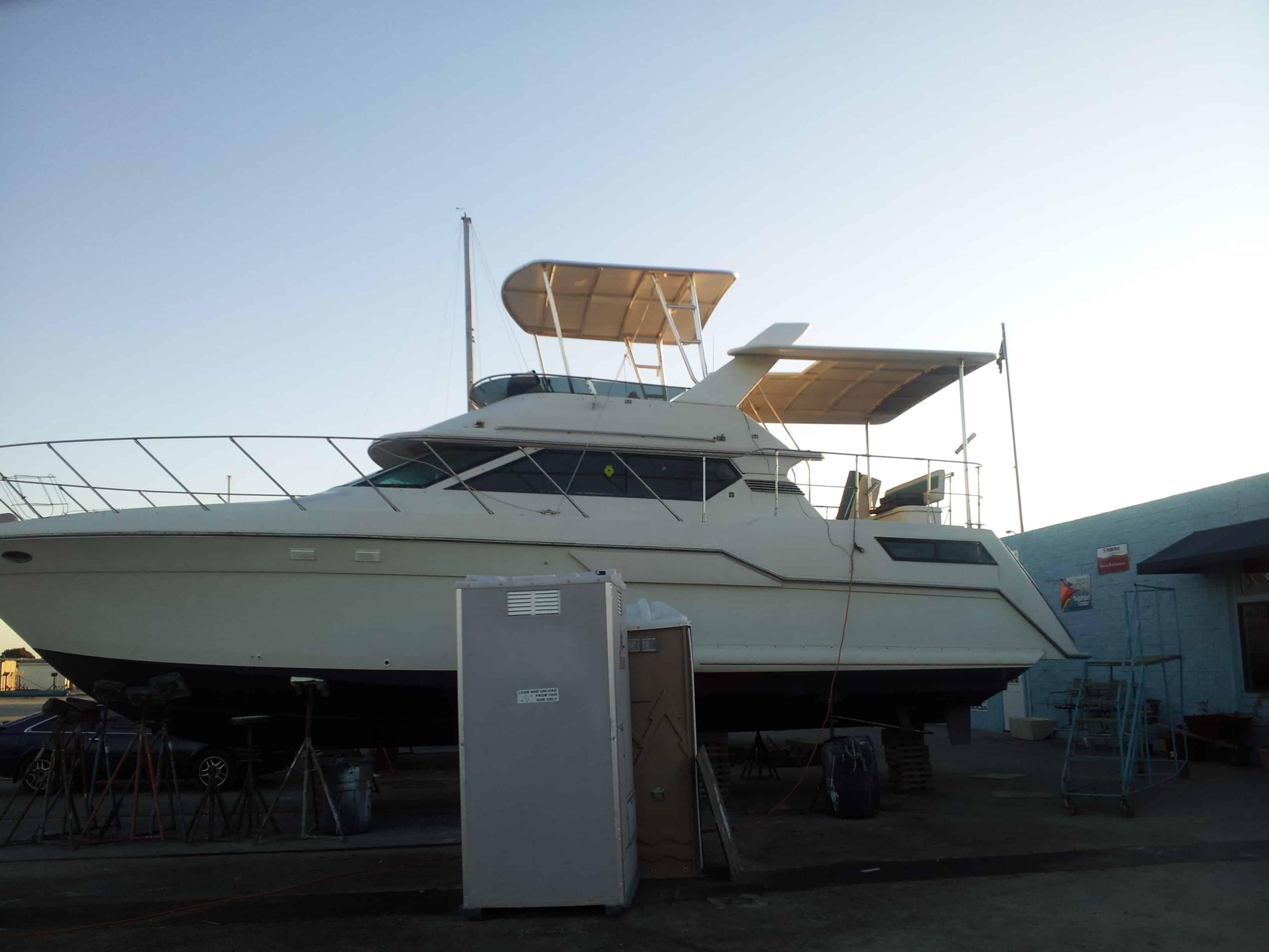 Atlantic Towers Top installed on a Wellcraft 43 San Remo double cabin boat with ocean background.