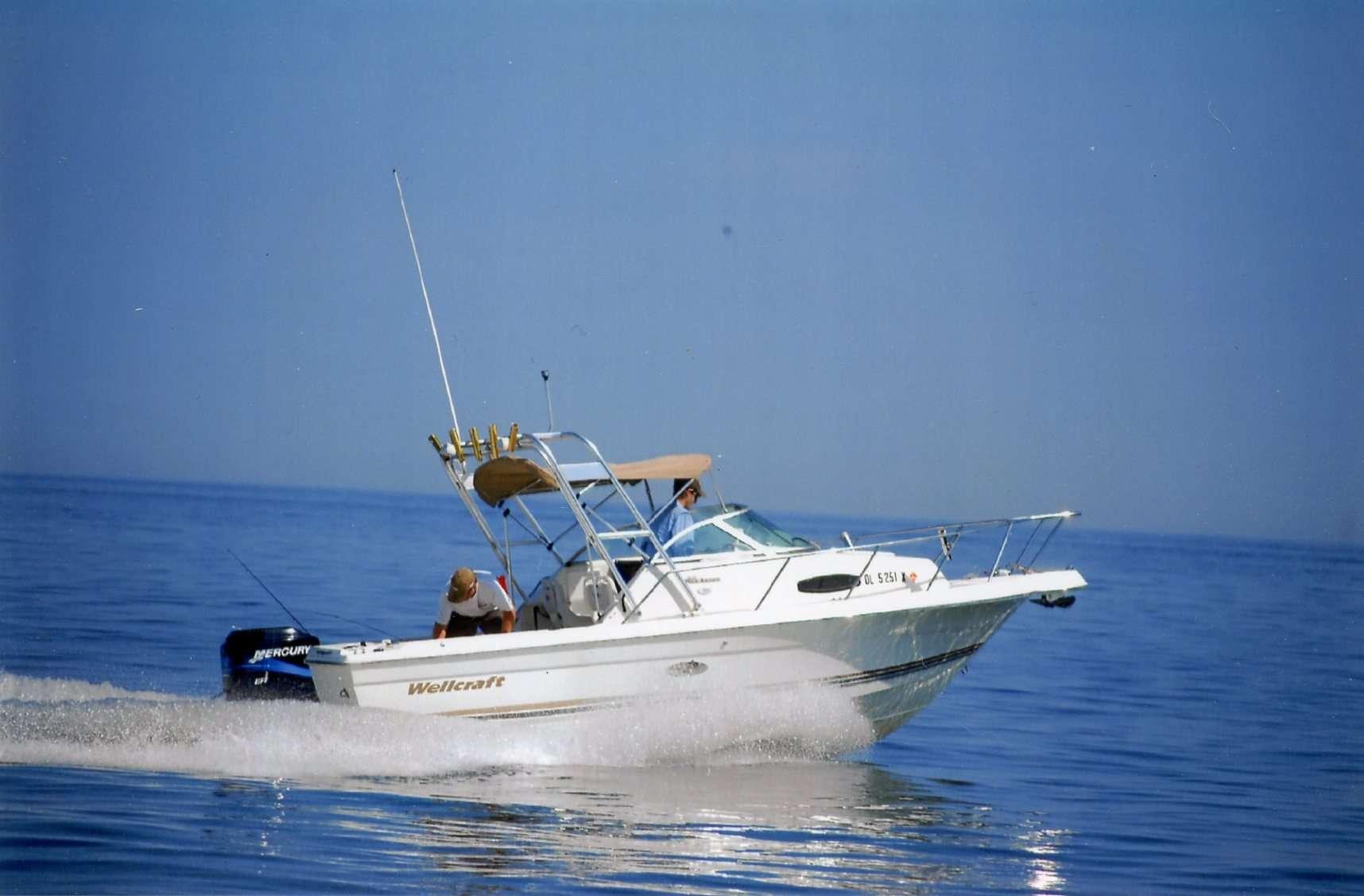 Atlantic Towers arch installed on a Wellcraft 22 walk walkaround boat, showcasing its sleek design and functionality.