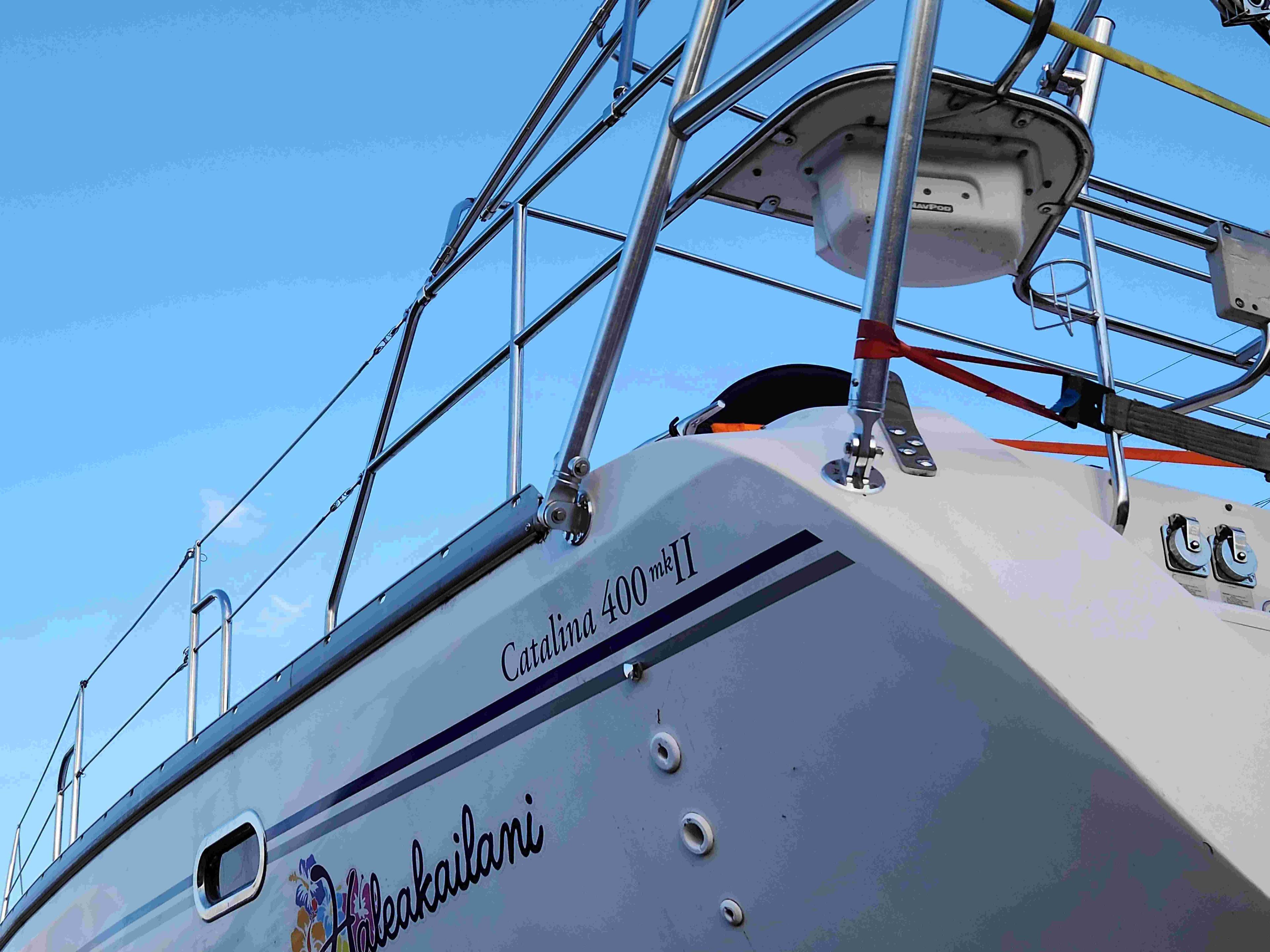 Atlantic Towers Arch installed on a Catalina 400 mkII yacht with a blue sky in the background.