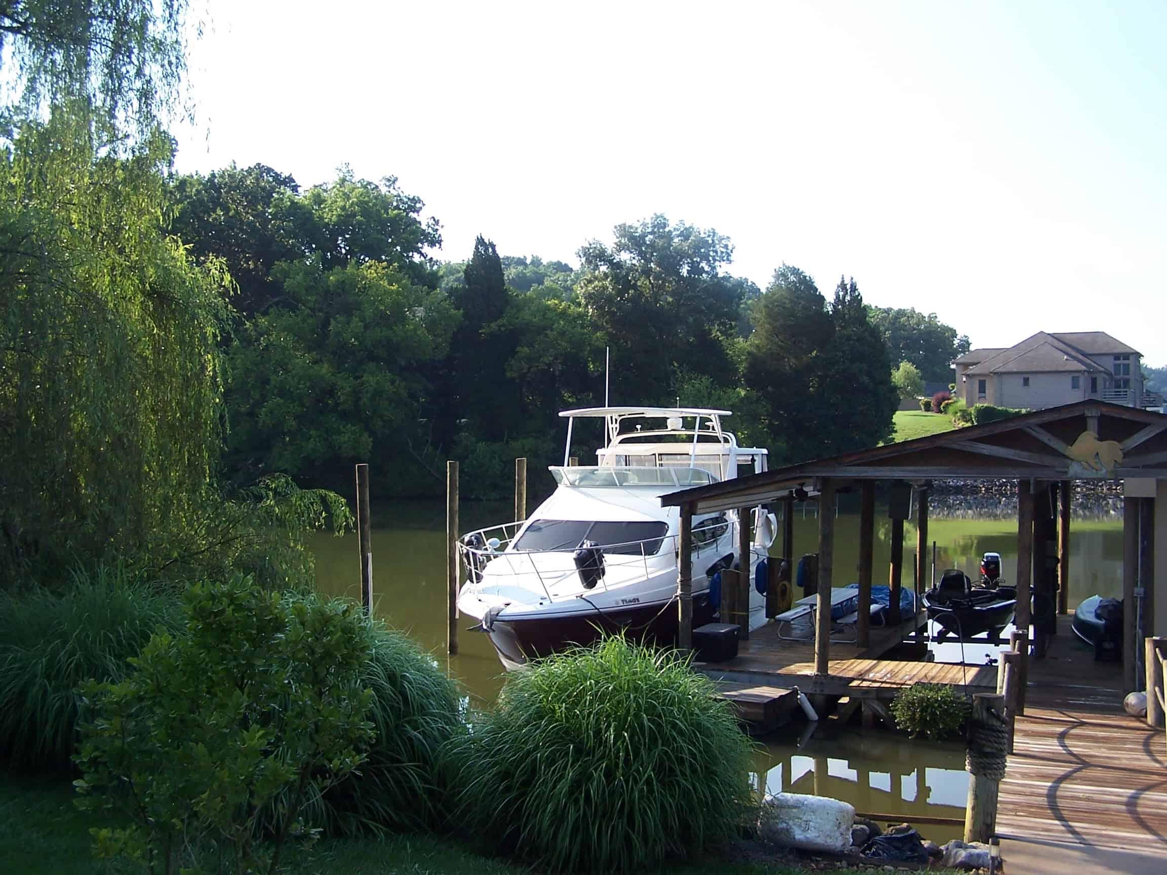 Atlantic Towers Top installed on a Cruisers 385/395 Motor Yacht, showcasing its sleek design and functionality.
