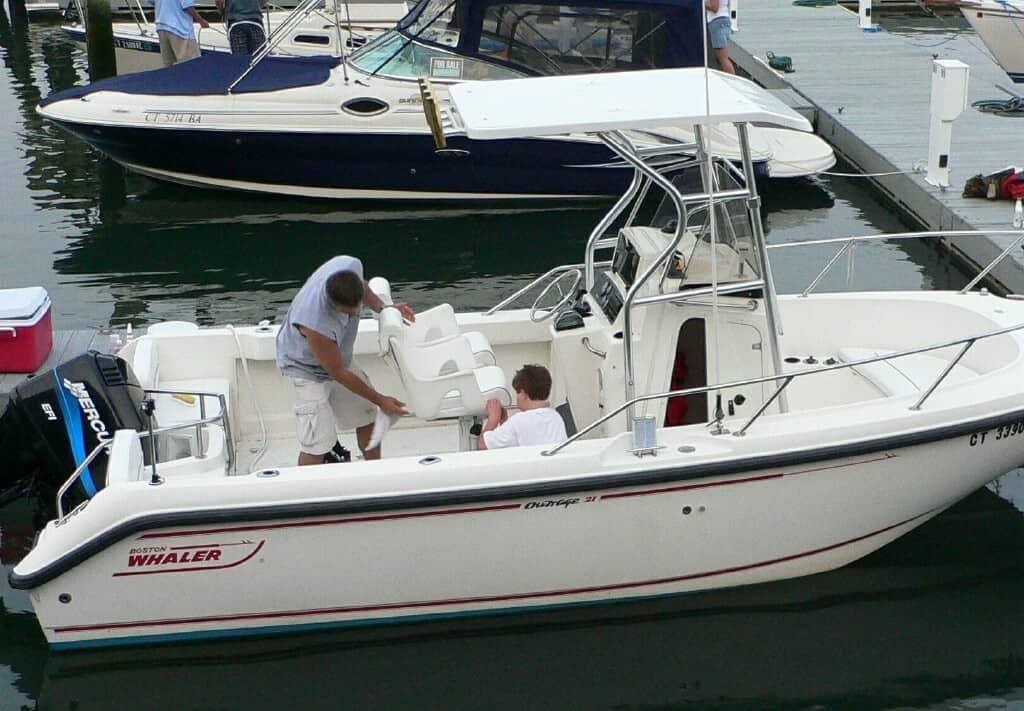 Boston Whaler 210 outrage T-Top 1999 image 1