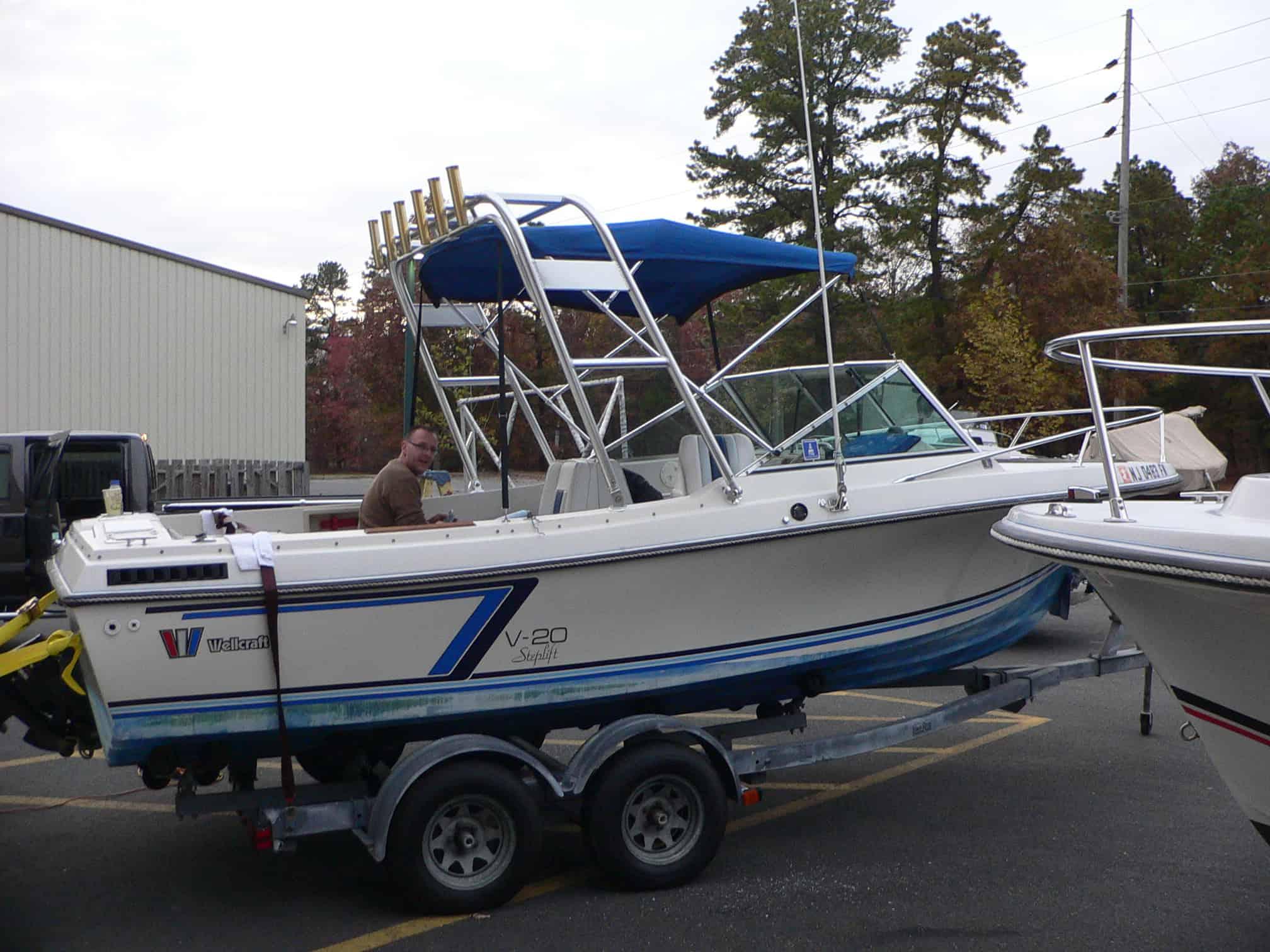 Atlantic Towers Arch installed on a Wellcraft V20 Steplift boat, parked on a trailer at a marina.