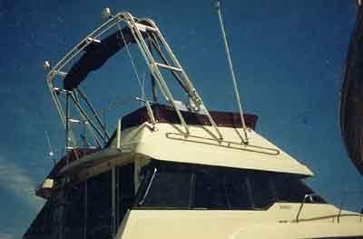 Atlantic Towers Arch installed on a Silverton 34 Convertible boat, showcasing the structure against a clear blue sky.