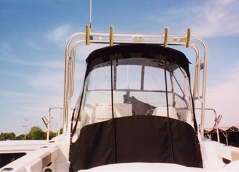 Atlantic Towers Arch installed on a Seaswirl 2600/2601 WA, showcasing a boat with a black cover and clear windshield.