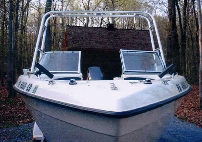 Atlantic Towers Arch installed on a Seaswirl Striper Dual Console boat, showcasing its bow and dual windshields.