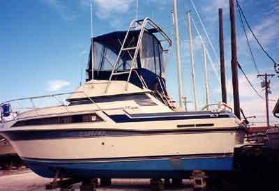 Atlantic Towers Arch on a Carver 27/630/300 Santego flybridge boat, showcasing its sleek design and functionality.