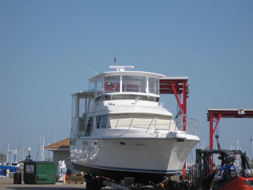 Atlantic Towers Top installed on a Carver 440/445 Aft Cabin motor yacht, featuring a sleek design for enhanced performance.