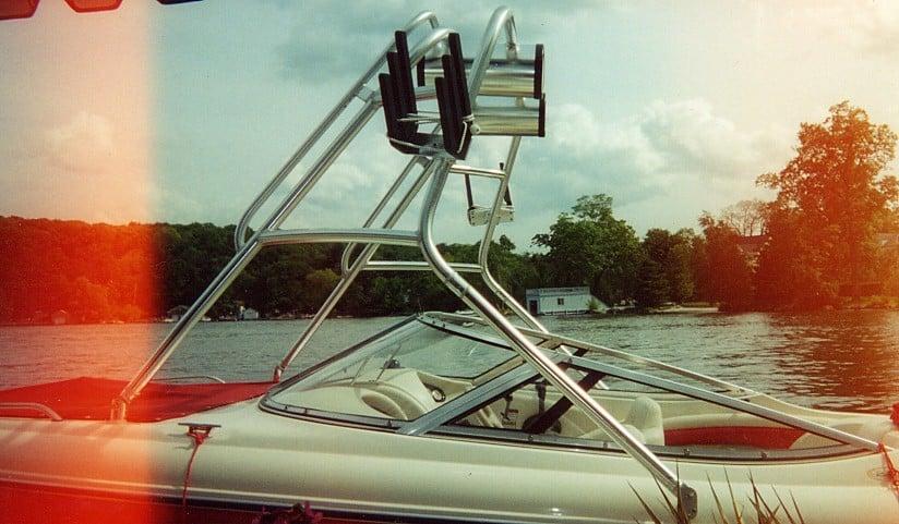 Atlantic Towers Air Tower installed on a Stingray 220 boat by the water with trees and a house in the background.