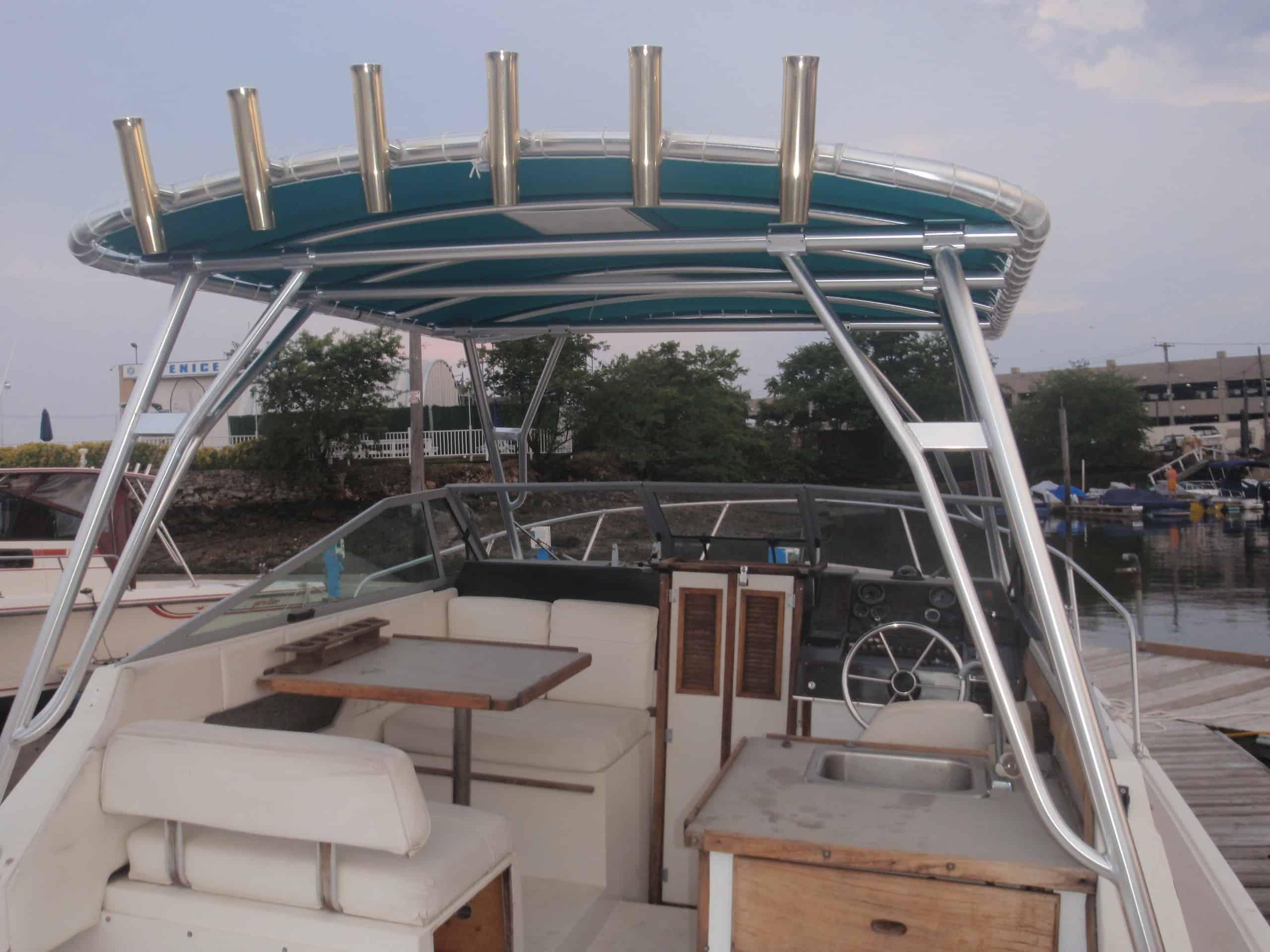 Atlantic Towers Top installed on a Bayliner 2860 Fisherman, featuring a spacious helm area and fishing amenities.