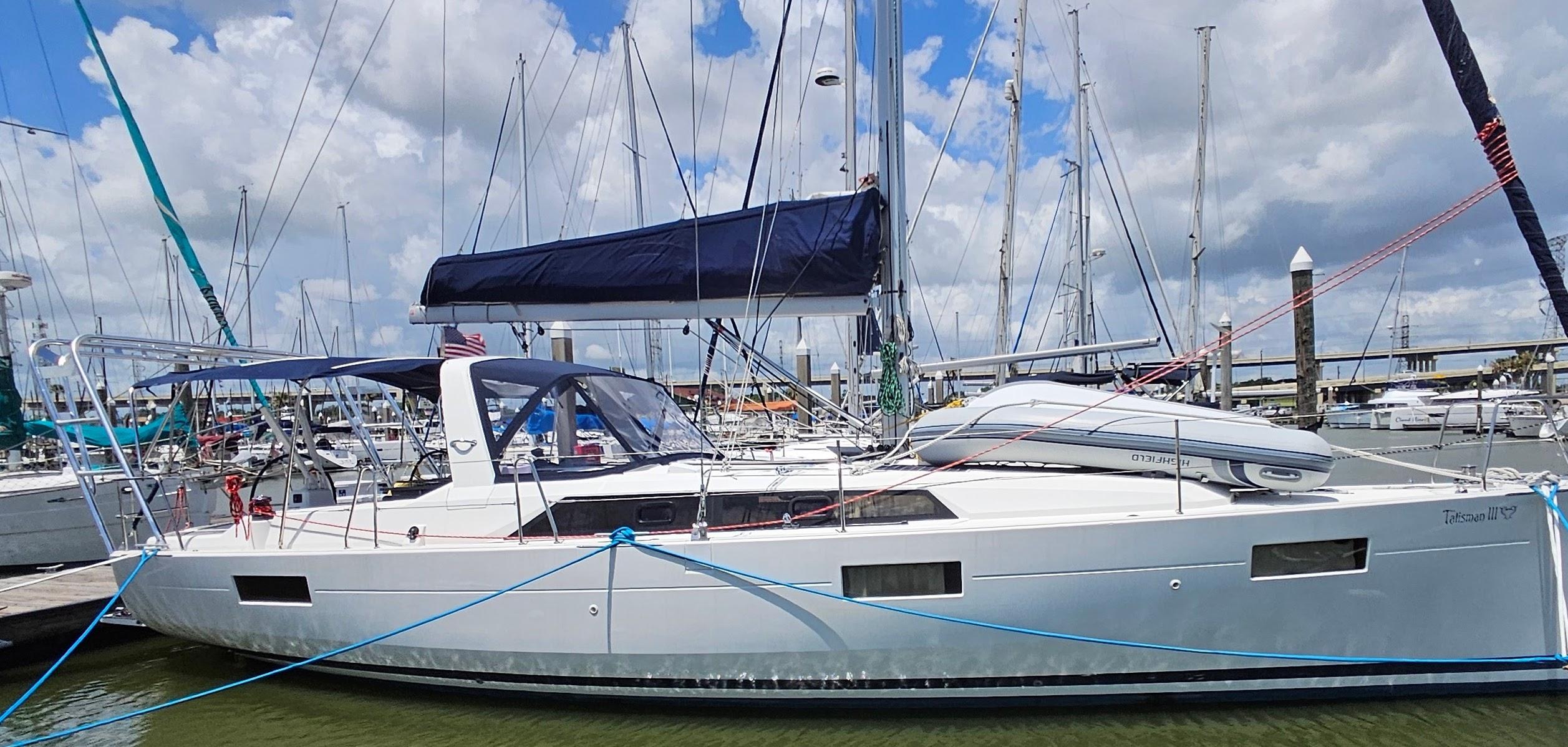 Atlantic Towers Arch installed on a Beneteau boat at the marina, surrounded by other sailboats and masts.