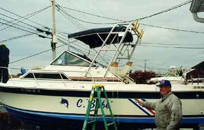 Atlantic Towers Arch installed on a Wellcraft 248 Sportsman/Coastal boat with a man standing beside it.