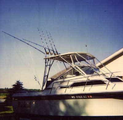 Atlantic Towers Top installed on a Wellcraft 250 Sportsman/Coastal boat, showing fishing rod holders against a clear sky.