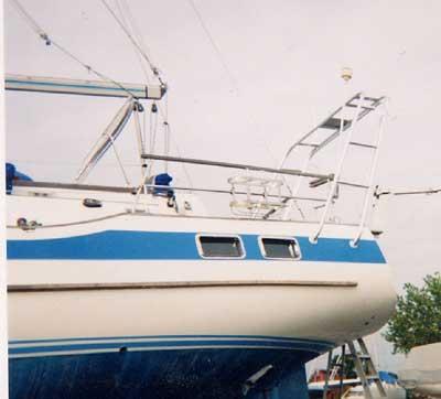 Atlantic Towers Arch installed on a Wauquiez Amphitrite boat, showcasing its sleek design and functionality.