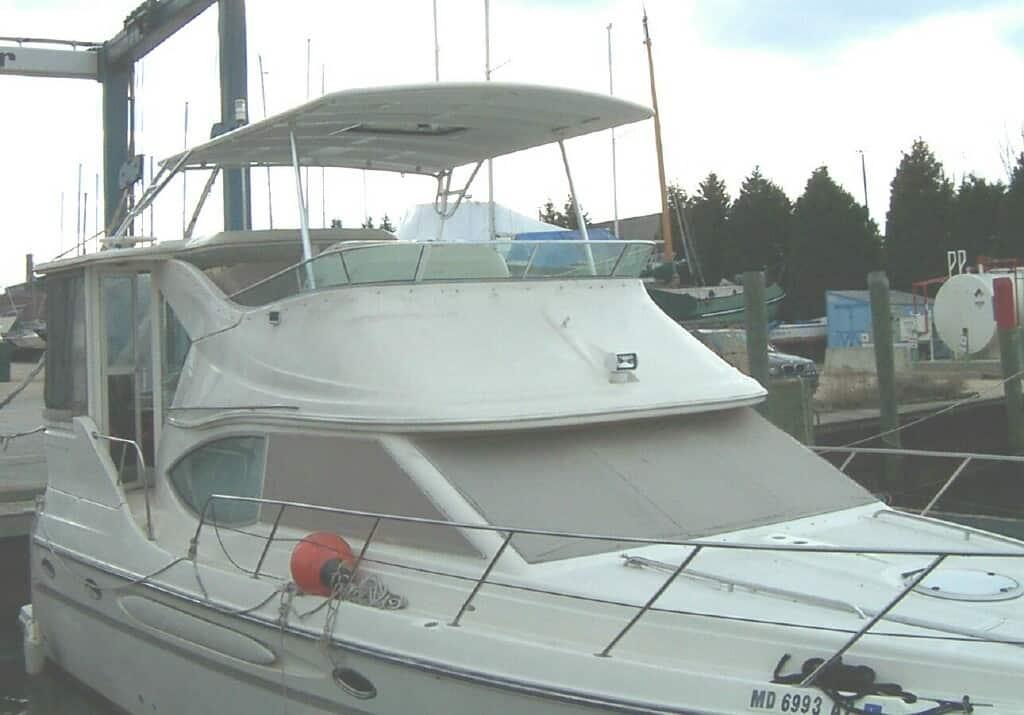 Atlantic Towers Top installed on a Maxum 4100 SCA double cabin boat, showcasing its sleek design and functionality.