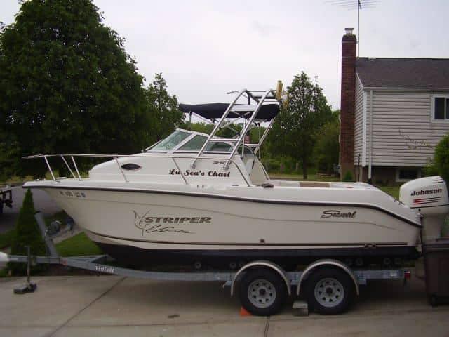 Atlantic Towers Arch installed on a Seaswirl 2100 Striper walkaround boat with calm water background.
