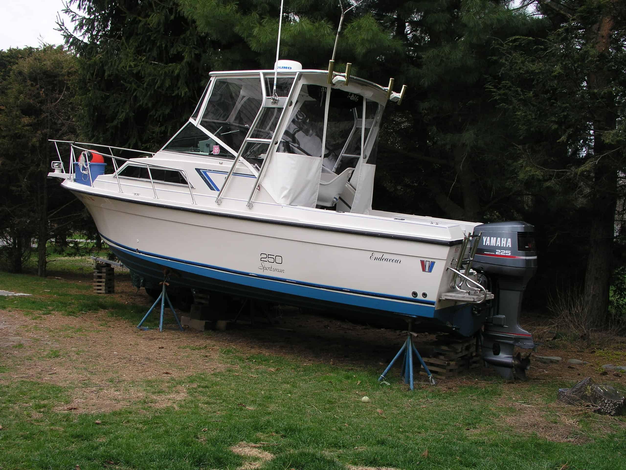 Atlantic Towers Top installed on a Wellcraft 250 Sportsman boat, displayed on supports in a grassy area.