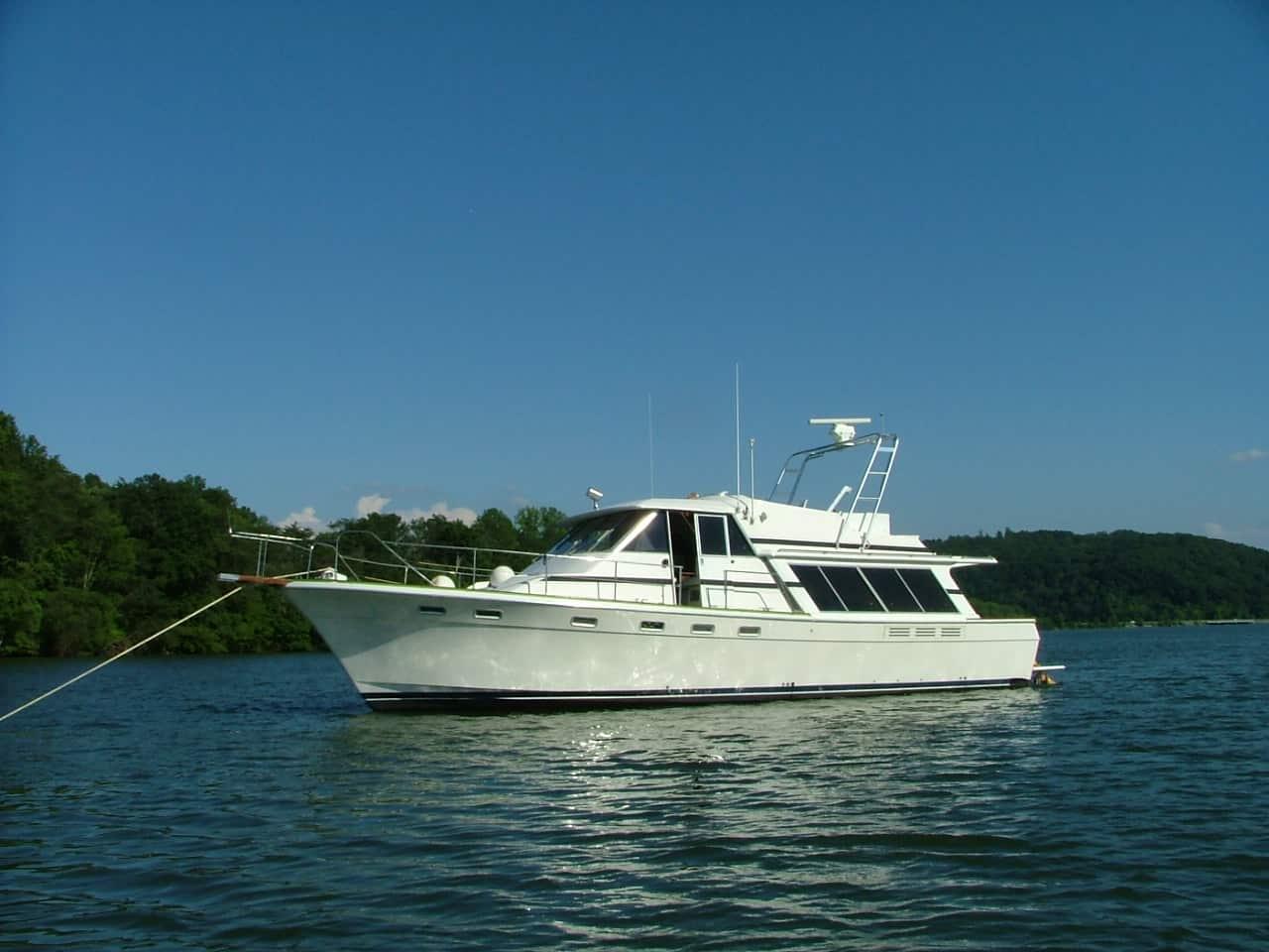 Atlantic Towers Arch installed on a Bayliner 4550/4588 Pilothouse MY, floating in calm waters with greenery in the background.