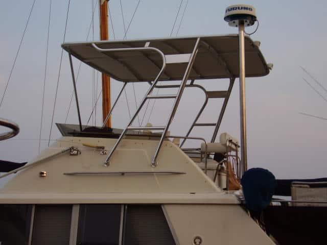 Atlantic Towers Top installed on a Silverton 40 Aft Cabin, showcasing the boat's upper structure and design.