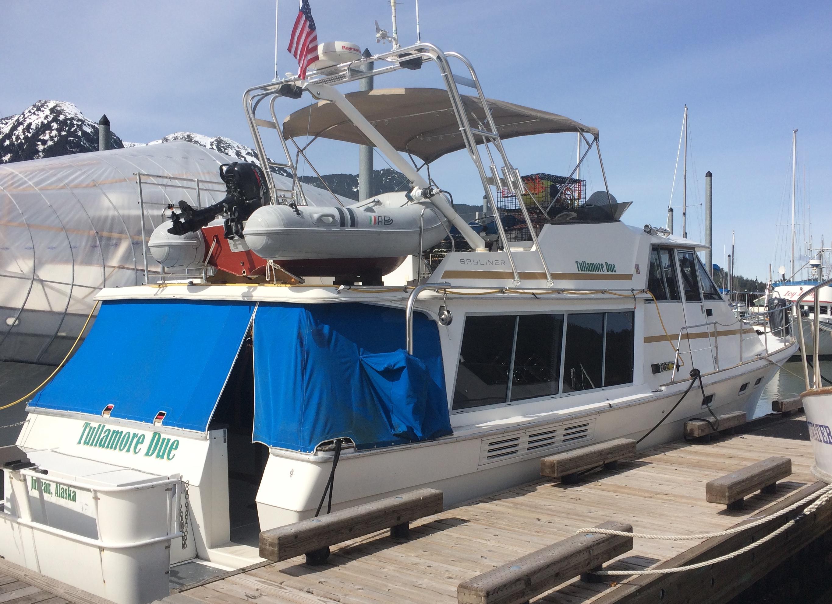 Atlantic Towers Arch installed on a Bayliner boat named Tullamore Due, docked in a marina setting.