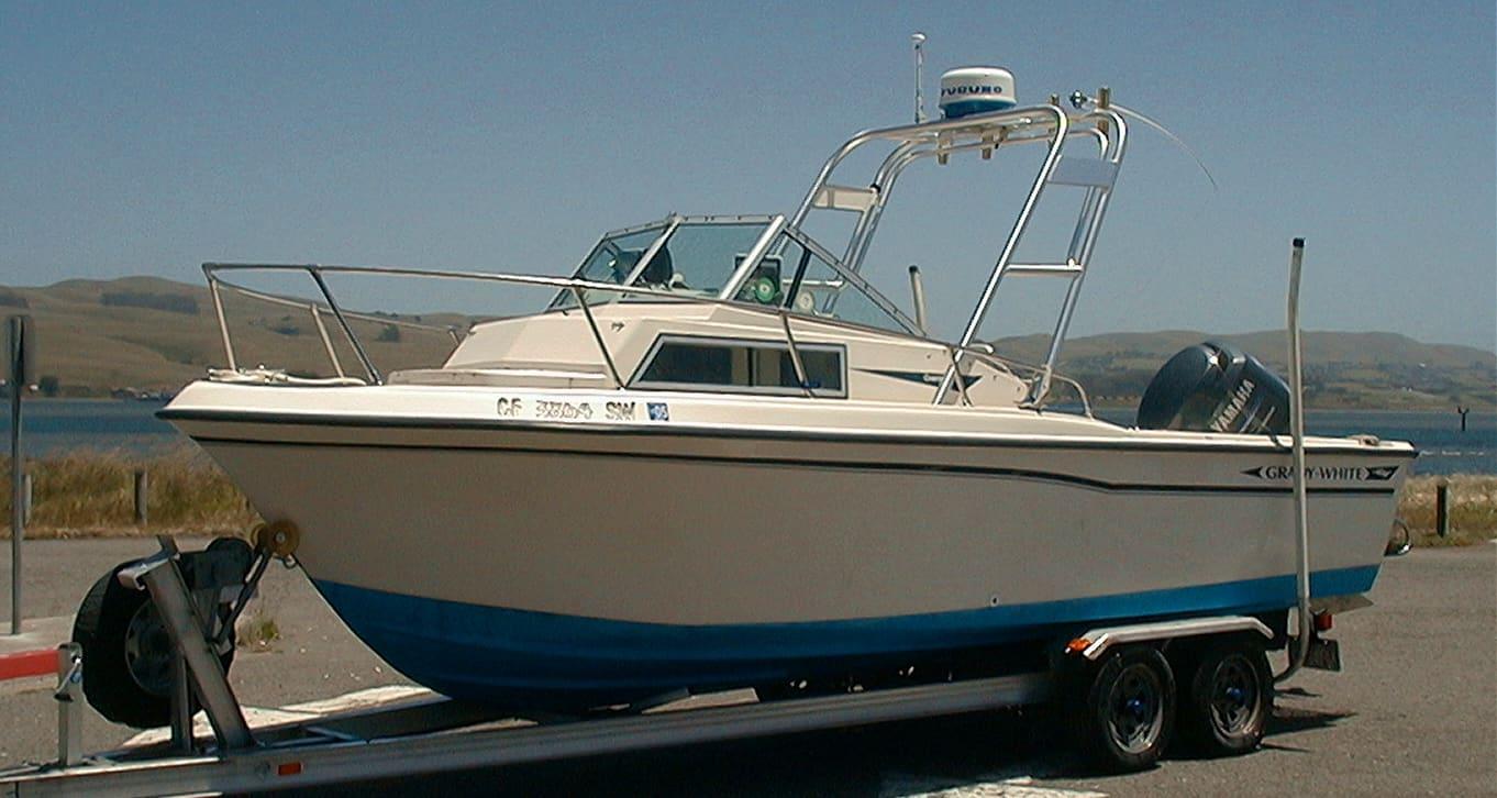 Atlantic Towers Arch mounted on a Grady White 204 Overnighter walkaround boat.