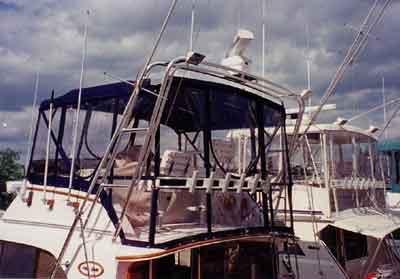 Atlantic Towers arch installed on an Ocean 40 Super Sport boat, featuring a spacious upper deck and surrounding structures.