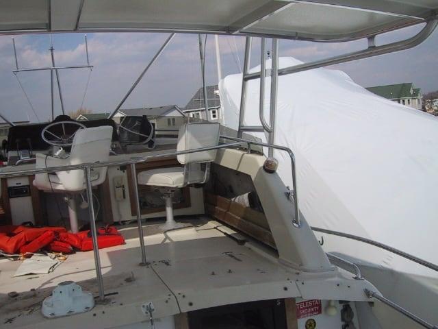 Atlantic Towers Aft Deck Top installed on a Silverton 40 Aft Cabin, showcasing its design and functionality.