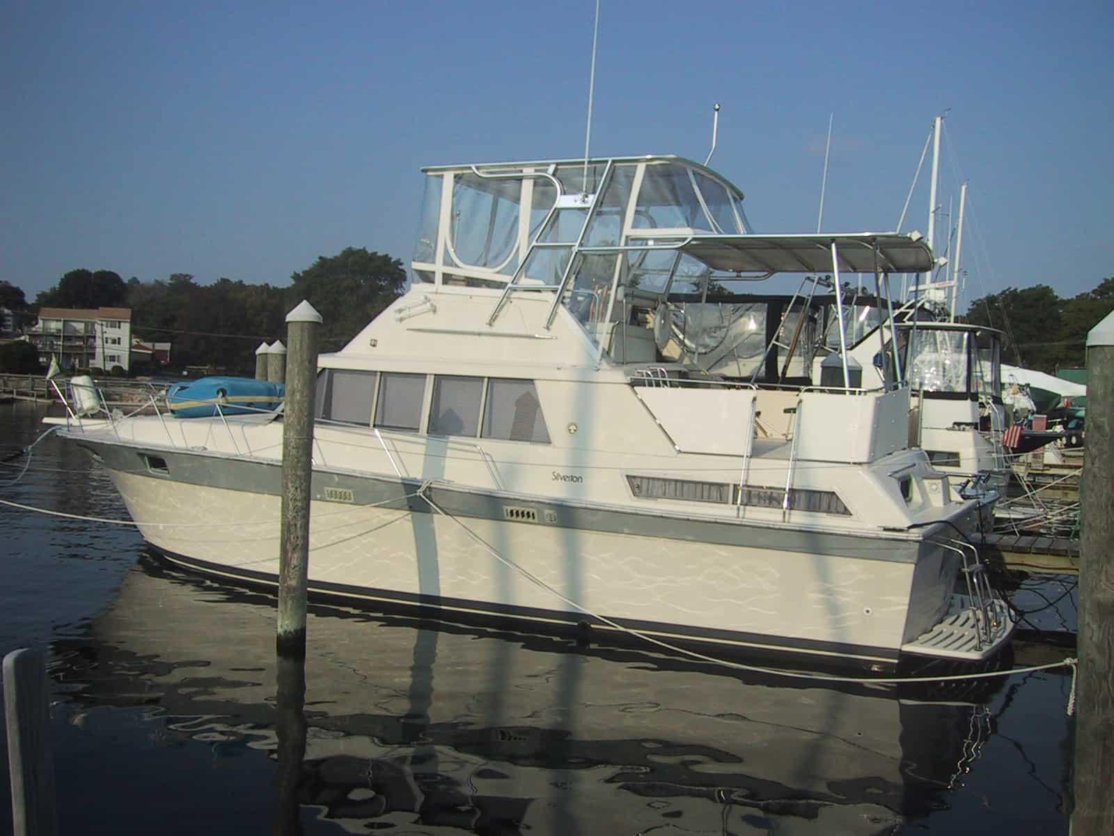 Atlantic Towers Top installed on a Silverton 40 Aft Cabin boat, showcasing its sleek design and functionality.