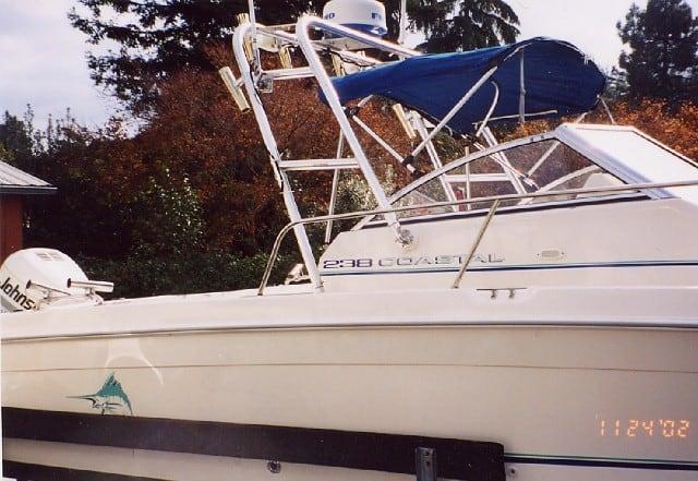 Atlantic Towers arch installed on a Wellcraft 238 Coastal boat, showcasing its sleek design and functionality.