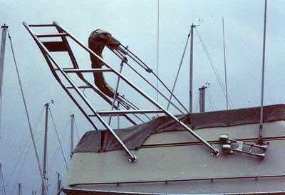 Atlantic Towers Arch installed on a Cruisers 338/3380 Chateau Vee/Esprit boat in a marina setting.