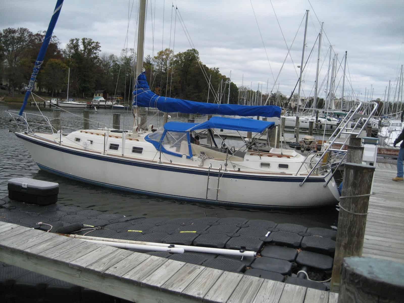 Atlantic Towers Arch installed on an O'Day 37 Center Cockpit sailboat, providing support and structure.
