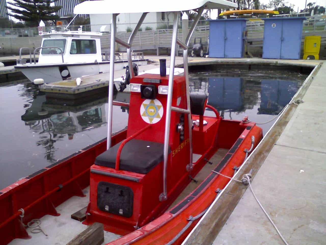 Amber Marine 16 center console T-Top 2008 image 1