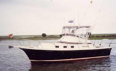 Atlantic Towers Top installed on an Albin 32+2 Command Bridge boat cruising on calm waters.