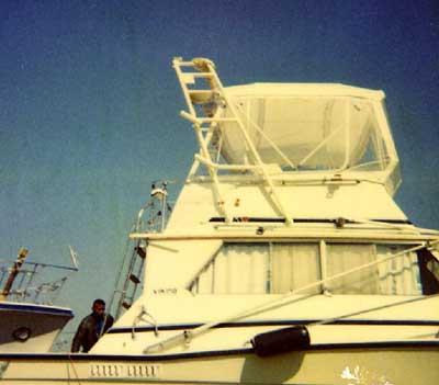 Atlantic Towers Arch installed on the flybridge of a Viking 40 Sedan boat under a clear blue sky.