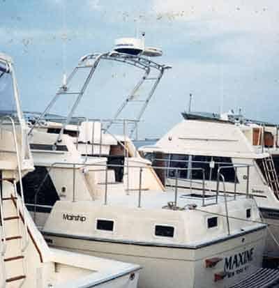 Atlantic Towers Arch installed on a Mainship 36 Double Cabin boat, surrounded by other vessels in a marina.