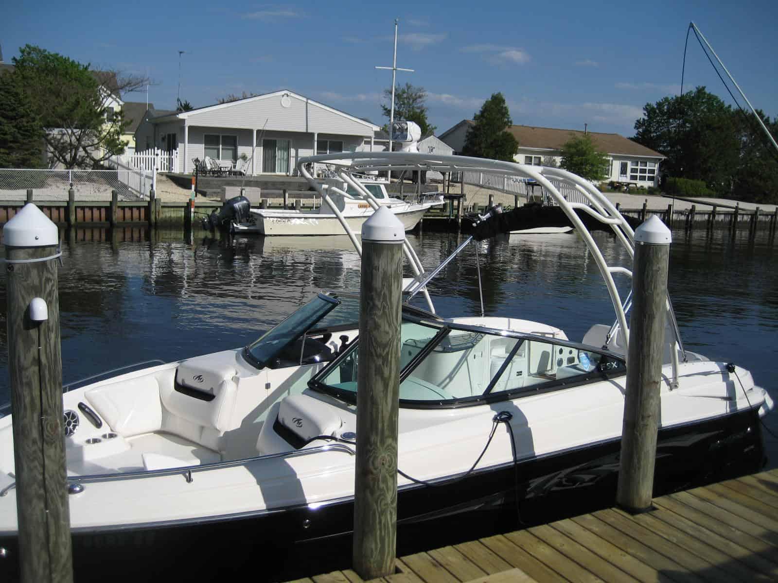Atlantic Towers Arch installed on Monterey 264SFX bow rider boat, shown from the side on water.