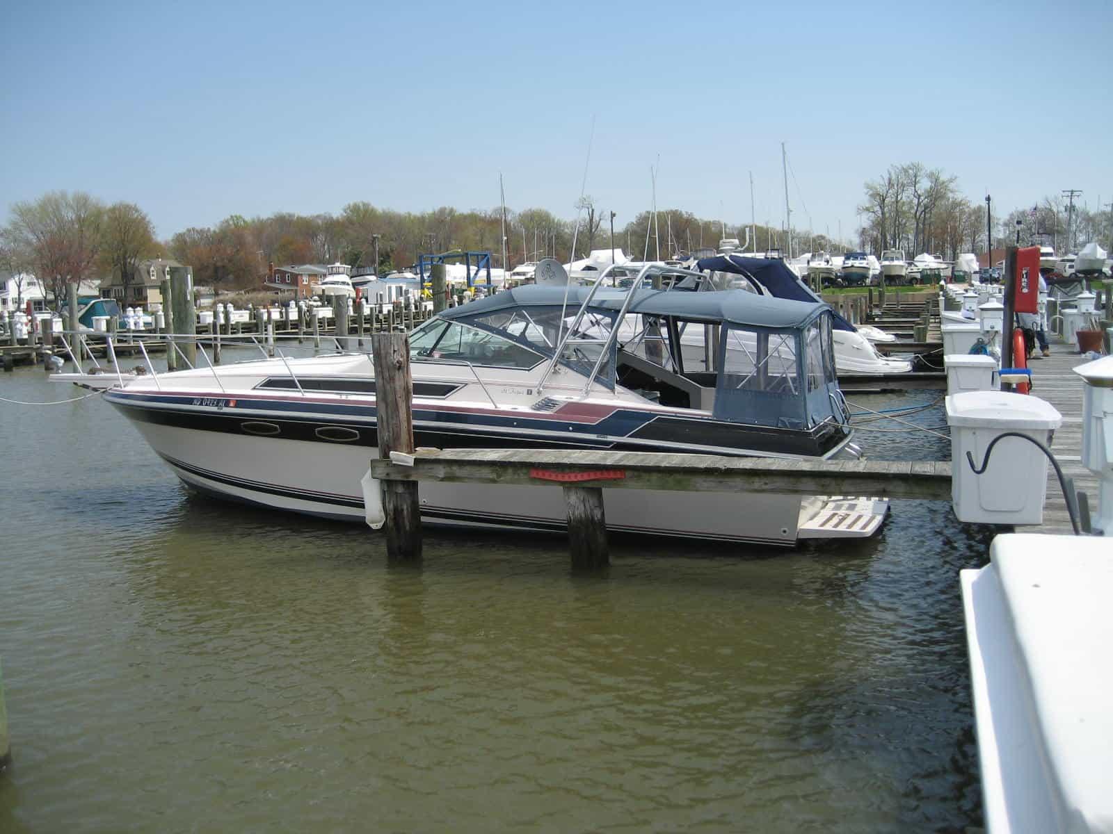 Atlantic Towers arch installed on a Wellcraft 3200 St. Tropez express cruiser shown from the side on water
