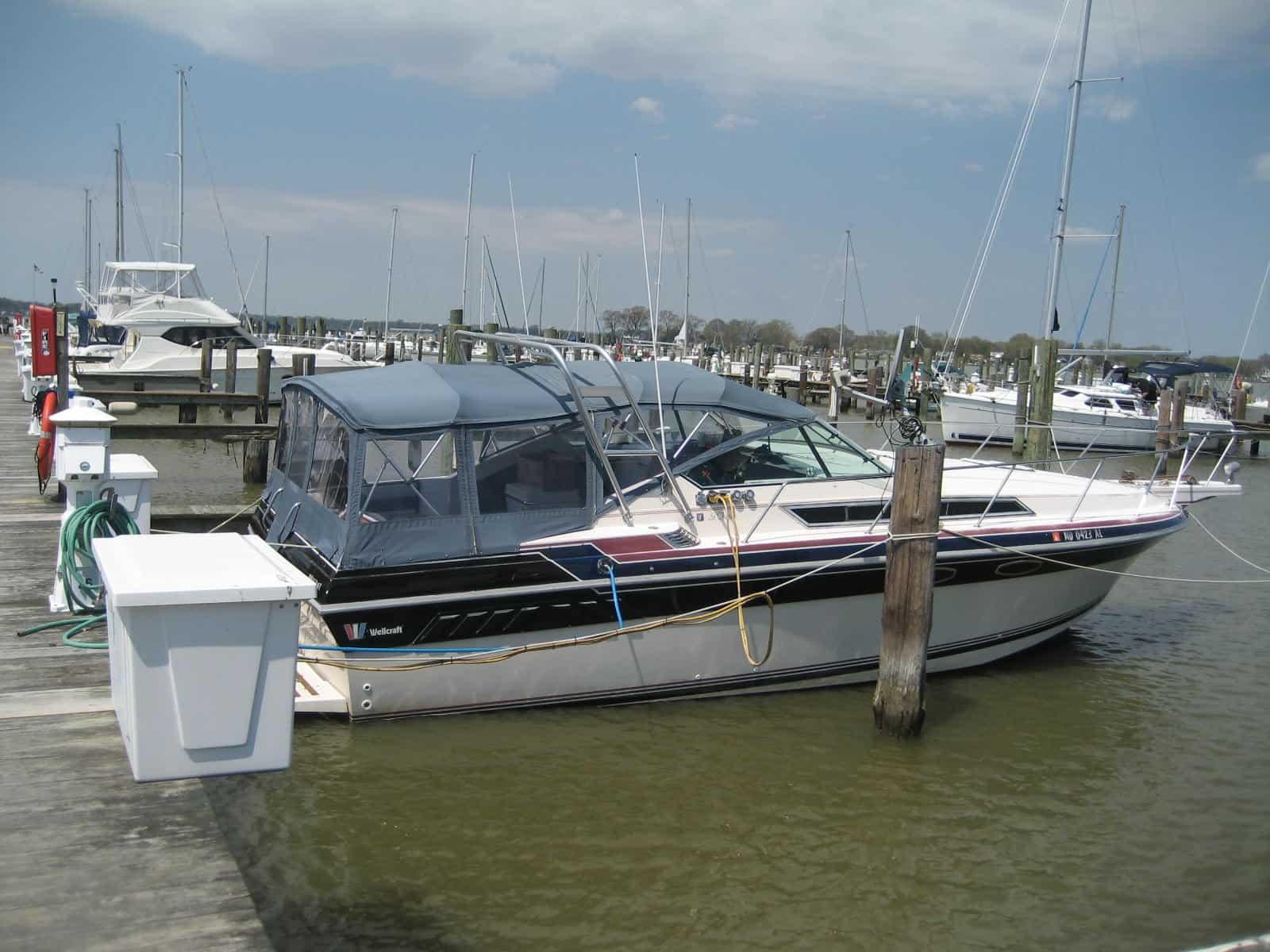 Atlantic Towers Arch installed on a Wellcraft 3200 St. Tropez express cruiser, enhancing its performance and style.