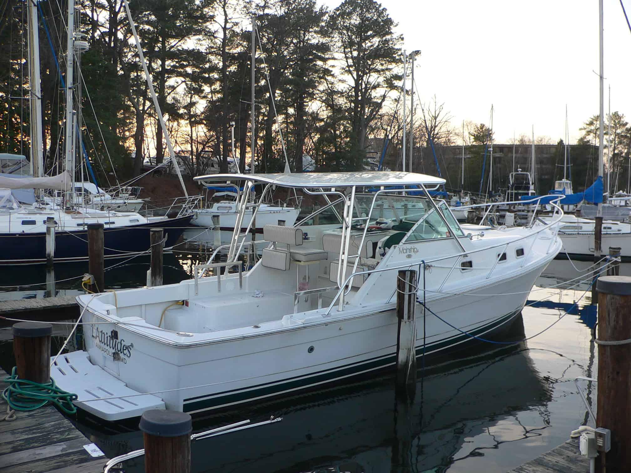 Atlantic Towers Top installed on a Mainship 30 Pilot cruiser, designed for enhanced functionality and style.