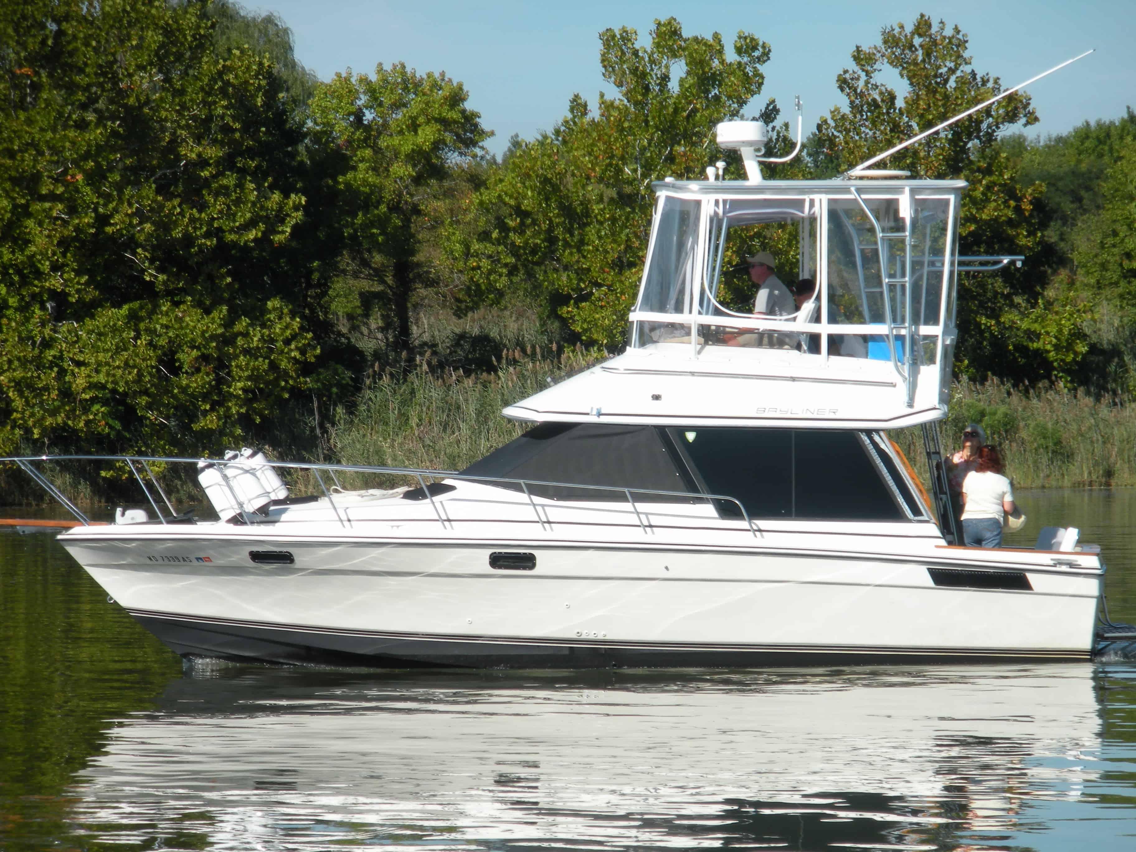 Bayliner 3270/3288 Motor Yacht Top 1980 image 1