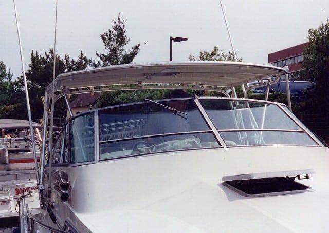 Close-up of the bow and windshield of a Boston Whaler 27 Full Cabin boat with an installed Atlantic Towers Top arch.