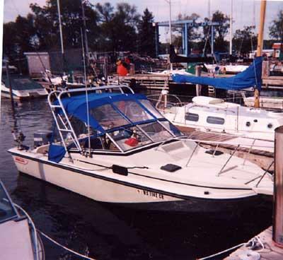 Boston Whaler 22 Revenge Walk-Through Arch 1985 image 1
