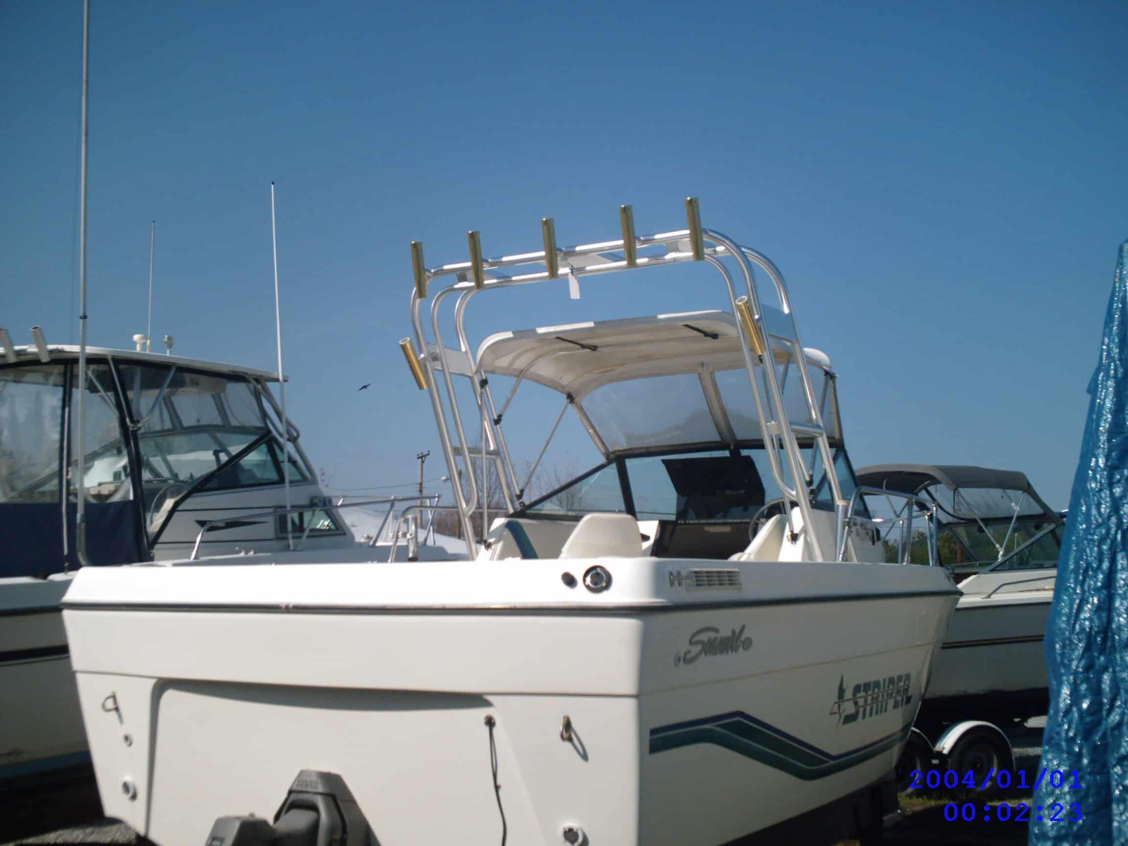 Atlantic Towers Arch installed on a Seaswirl 2150 Walkaround boat, docked with other boats in the background.