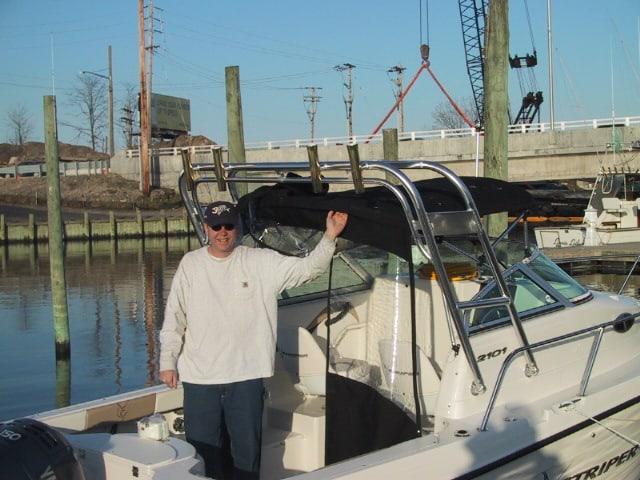 Atlantic Towers Arch installed on a white Seaswirl 2101 Striper walkaround boat with blue accent lines