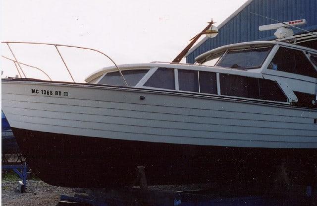 Atlantic Towers Arch installed on a Chris Craft 32 Sea Skiff Hardtop boat, showing the hull and cabin design.