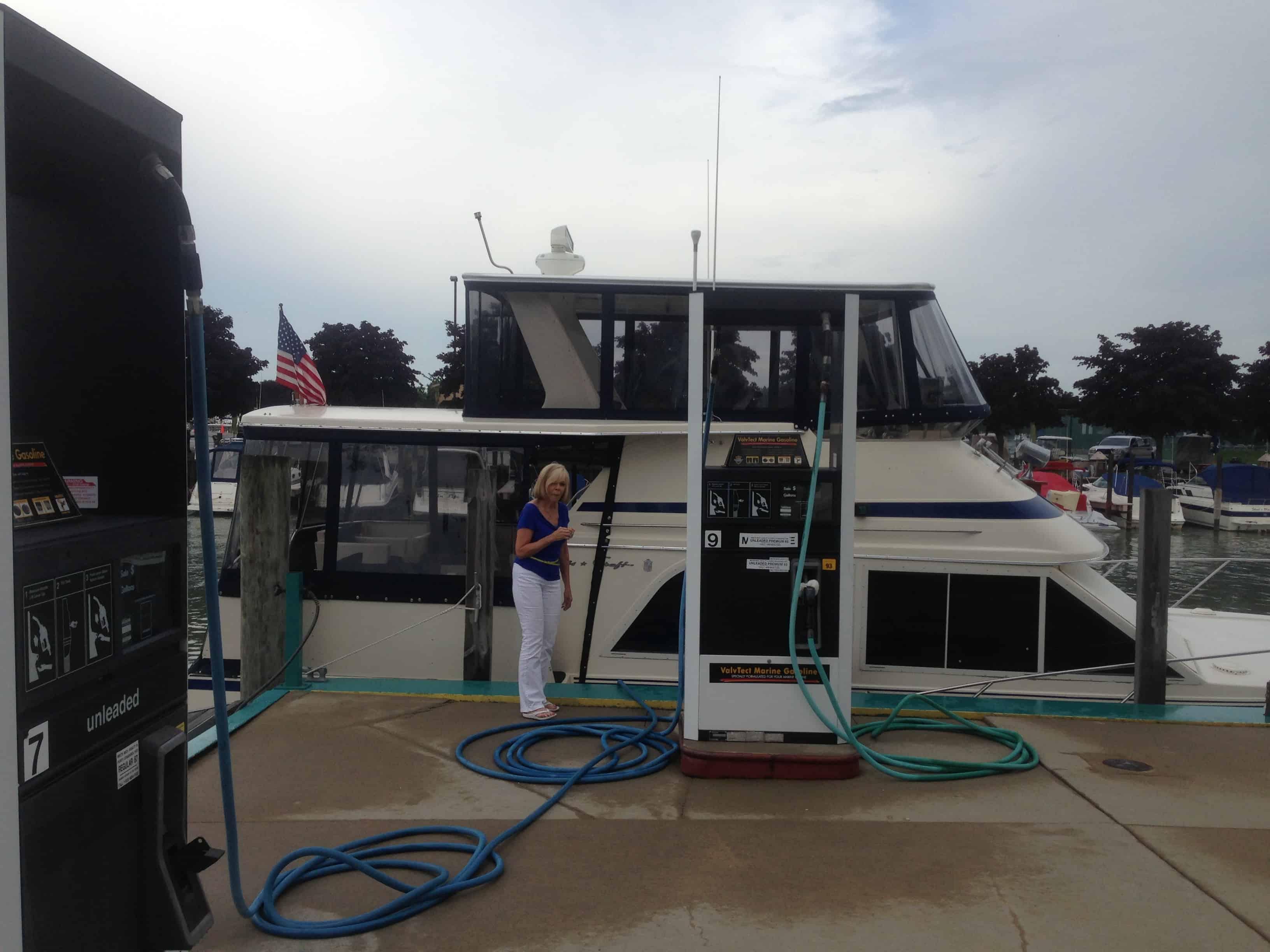 Atlantic Towers Top installed on Chris Craft 425/426/427 Catalina aft cabin boat.