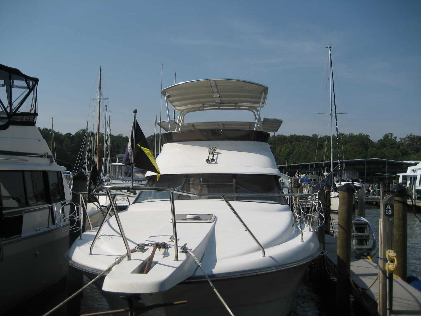 Atlantic Towers Top installed on a Silverton 34 MY Aft Cabin boat, showcasing its sleek design and functionality.