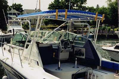 Atlantic Towers Arch installed on a Stamas 28 Family Fisherman boat, featuring a spacious helm area.